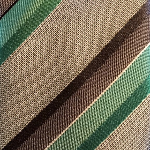 Kenneth Cole Reaction Silk Tie - Picture 8 of 9